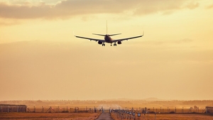 Ireal! Ce a putut să facă un român într-un aeroport din Marea Britanie, după ce zborul i-a fost amânat din cauza furtunii de zăpadă