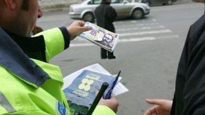 Un tânăr de 20 de ani a încercat să mituiască un polițist cu 900 lei, după ce a condus fără permis