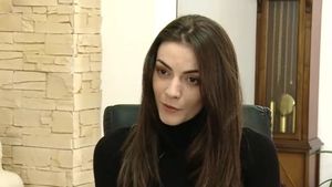 Are 28 de ani și conduce o mașină de mare tonaj. Tânăra care și-a lăsat diplomele „în sertar” pentru șosea: „Camionul te învață să trăiești”