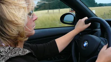 Vești proaste pentru românii care merg cu mașina în vacanță! Taxa care le scoate mai mulți bani din buzunare