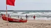 Propunere controversată după haosul de pe litoral: Turiștii care ignoră steagul roșu să plătească salvarea