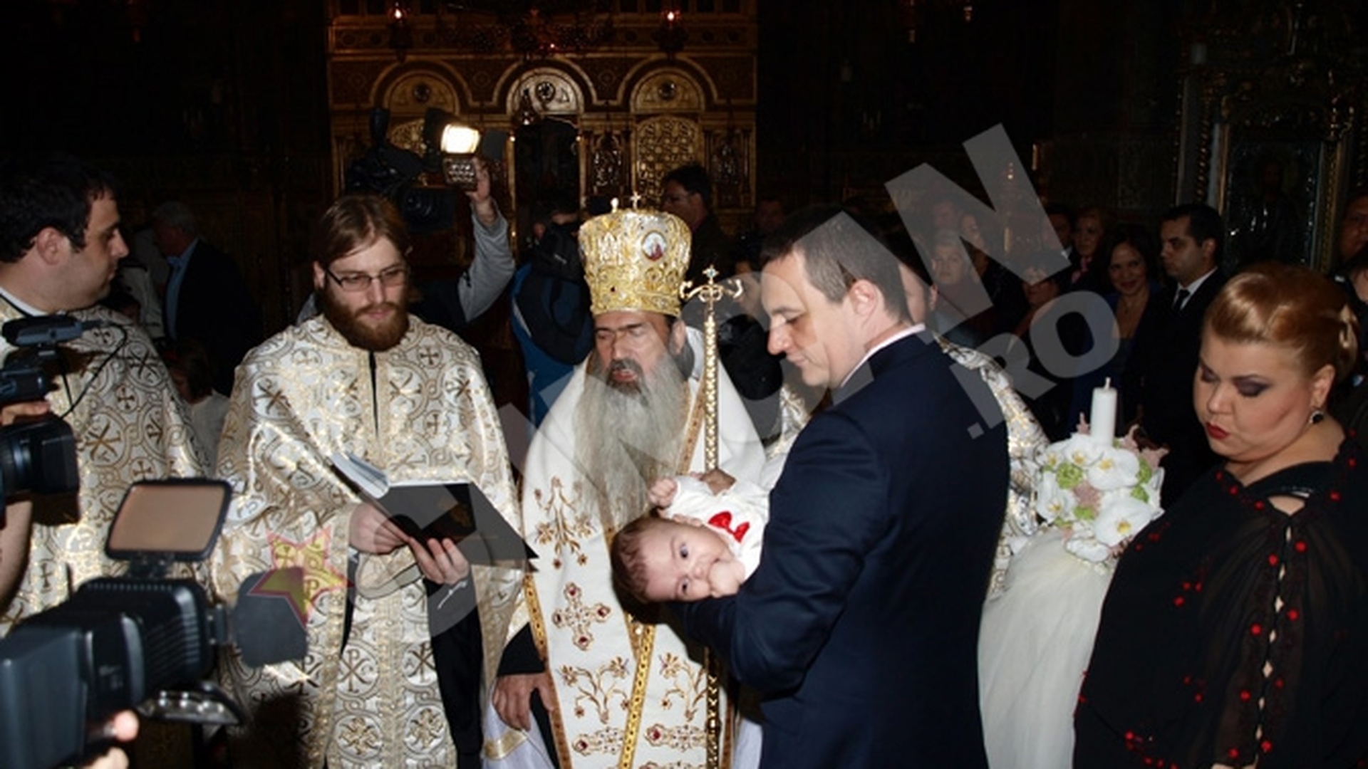 Familia Prigoana, asteptata cu covorul rosu la botezul fiului lor