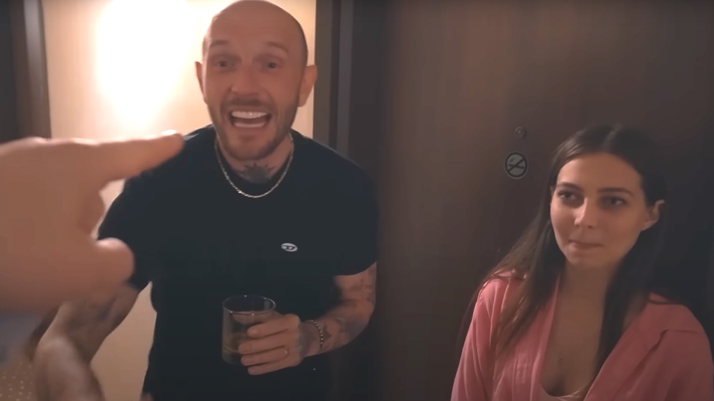 Cătălin Bordea, filmat beat-turtă într-un hotel din Piața Neamț. Scandal și manele pe hol, la ora 5:06 dimineața