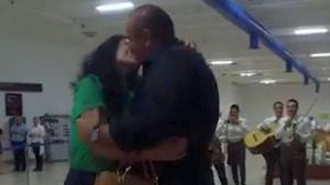Ce surpriză i-a făcut milionarul pe aeroport: a adus o trupă de cântăreţi şi... Primele imagini cu noua iubită a lui Nick Rădoi