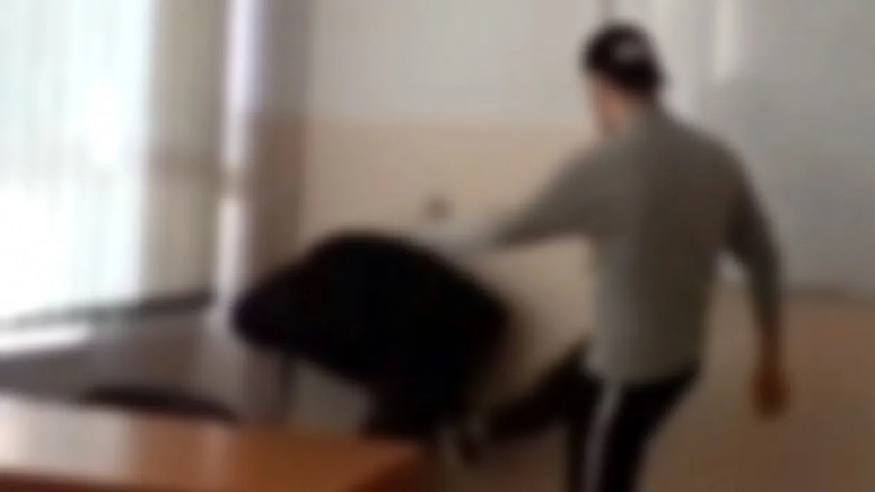 Scene șocante la o școală din Vaslui. O profesoară a fost bătută cu bestialitate cu o țeavă, de către un elev de 12 ani