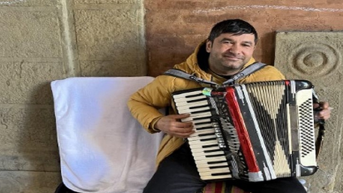 Povestea de viață a lui Fănel, românul care cântă pe străzile din Bologna ca să-și întrețină familia. I-a impresionat pe italieni!