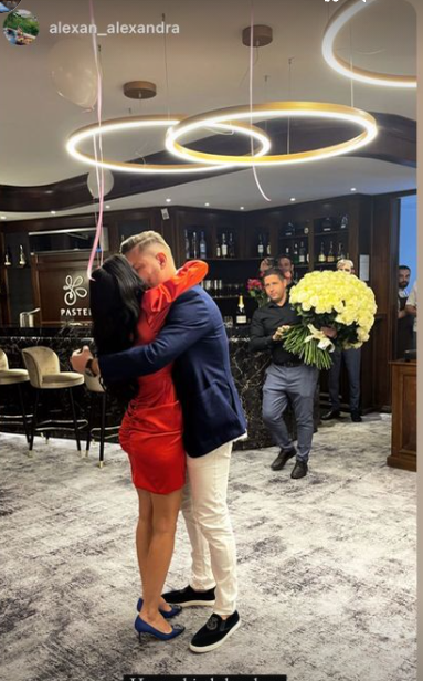 Alex Rus și-a cerut iubita de soție chiar de ziua ei de naștere, în cadrul unei petreceri fabuloase! Cum a reacționat frumoasa brunetă