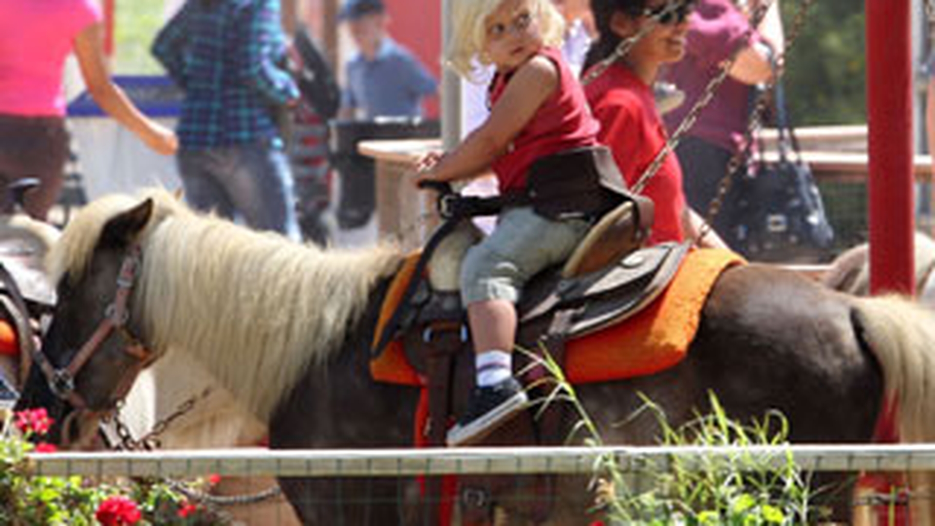 Baietii lui Gwen Stefani traiesc experiente noi