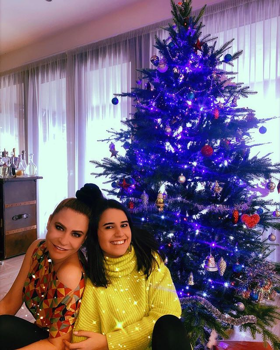 Adina Buzatu alături de fiica ei, de Crăciun