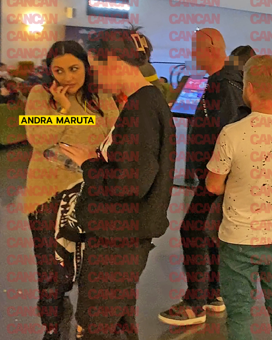 Andra, ocupată cu telefonul