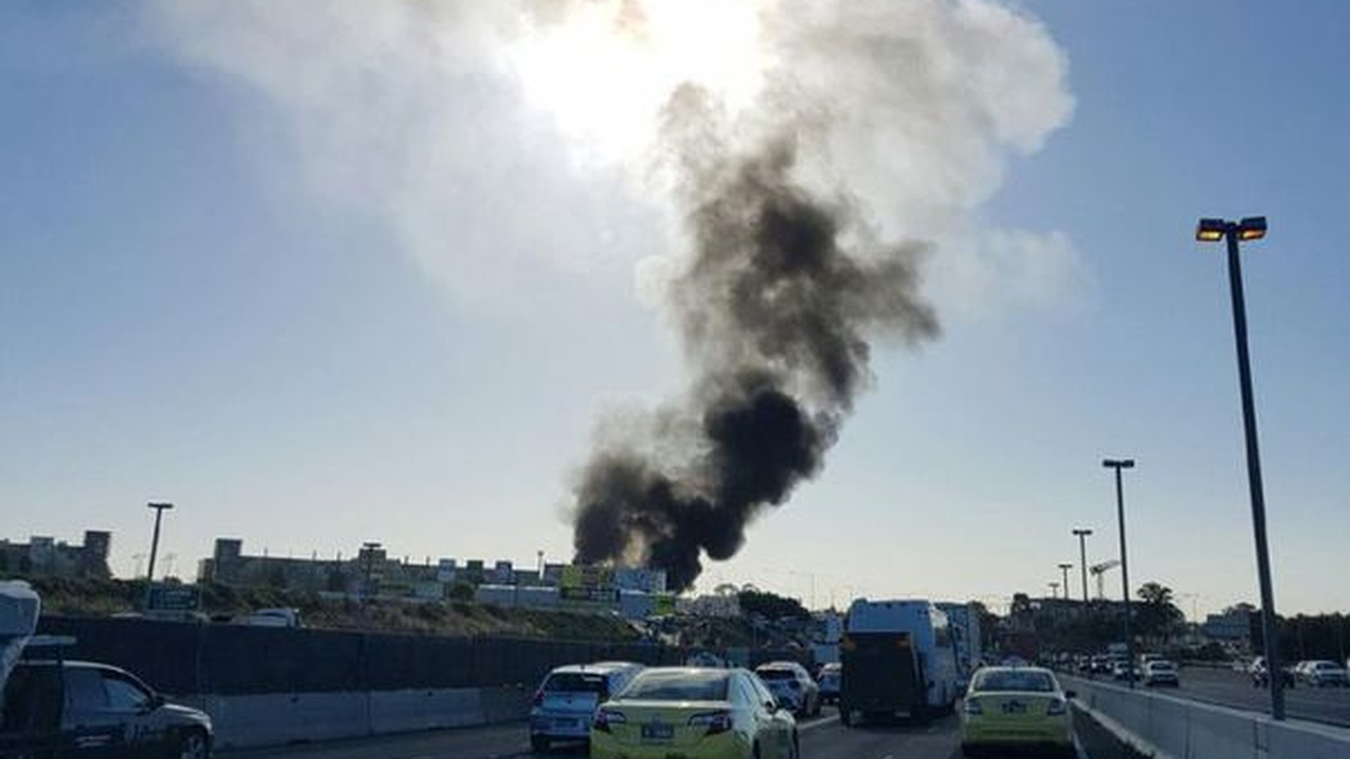 Scene de groază la Melbourne! Un avion s-a prăbuşit într-o zonă comercială