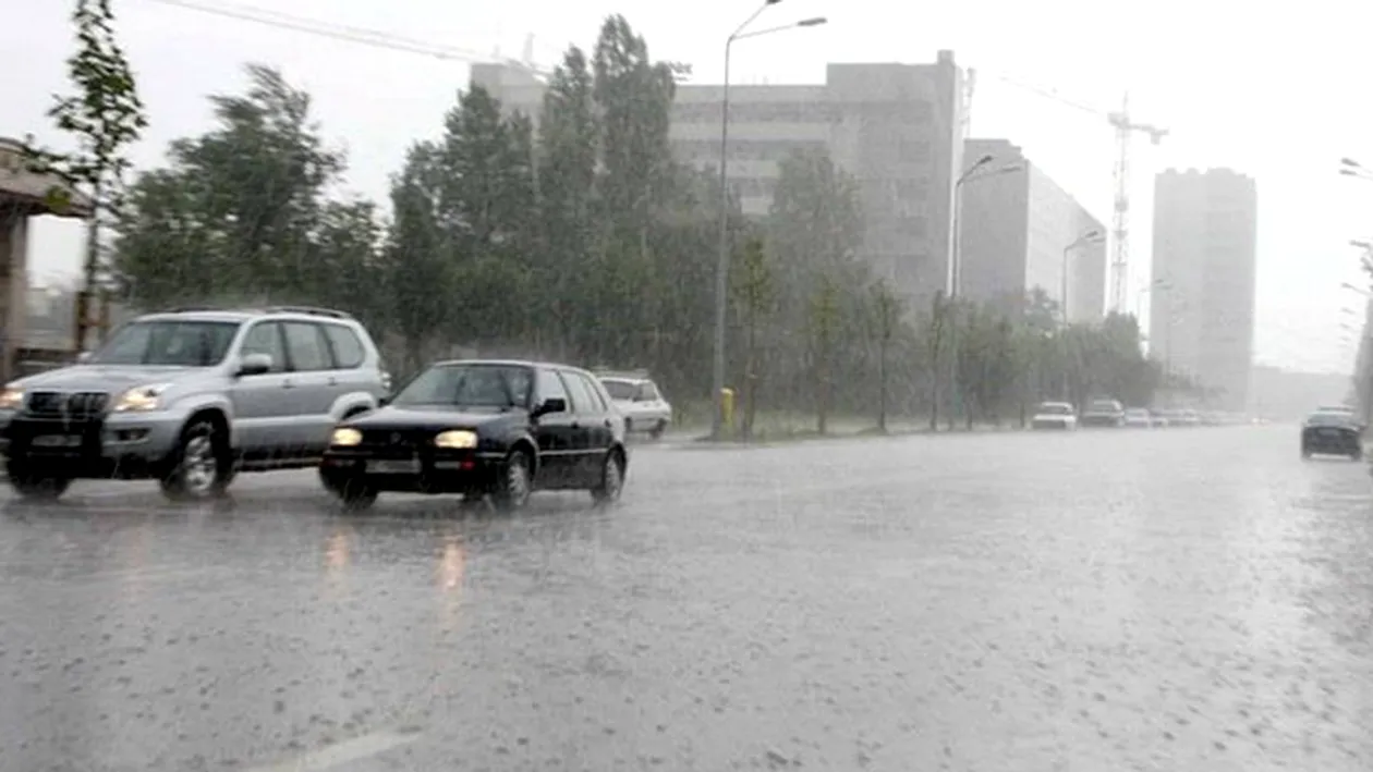 Potop in toata regula! Dupa o ploaie scurta, soferii abia au mai putut inainta pe o strada din Sectorul 4 al Capitalei