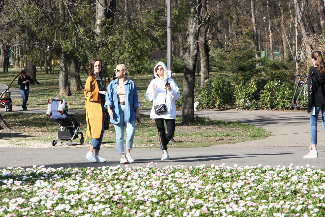 Alexandra Stan și două prietene ale ei au ieșit la o plimbare în parcul Herăstrău