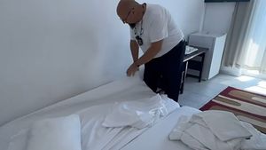 Piedone a intrat într-un hotel de 2 stele din Costinești. Ireal cum arătau camerele și ce a găsit șeful ANPC în baie