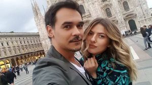 Lidia Buble și Răzvan Simion se îndepărtează în loc să se apropie de altar? Detaliul care i-a băgat la bănuieli pe fanii lor
