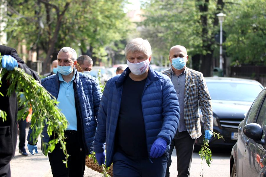 Daniel Tudorache, primarul Sectorului 1, și un preot al Bisericii Cașin împart ramuri de salcie bucureștenilor: ”Căminul fiecărui creștin va fi propria bazilică” | FOTO