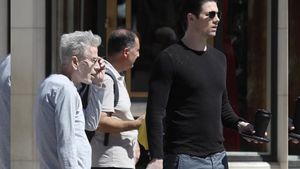 Imagini bizare cu Calvin Klein la 83 de ani, balansând între glorie și asfalt, în timp ce iubitul tinerel... se concentrează pe arta de a nu face nimic!