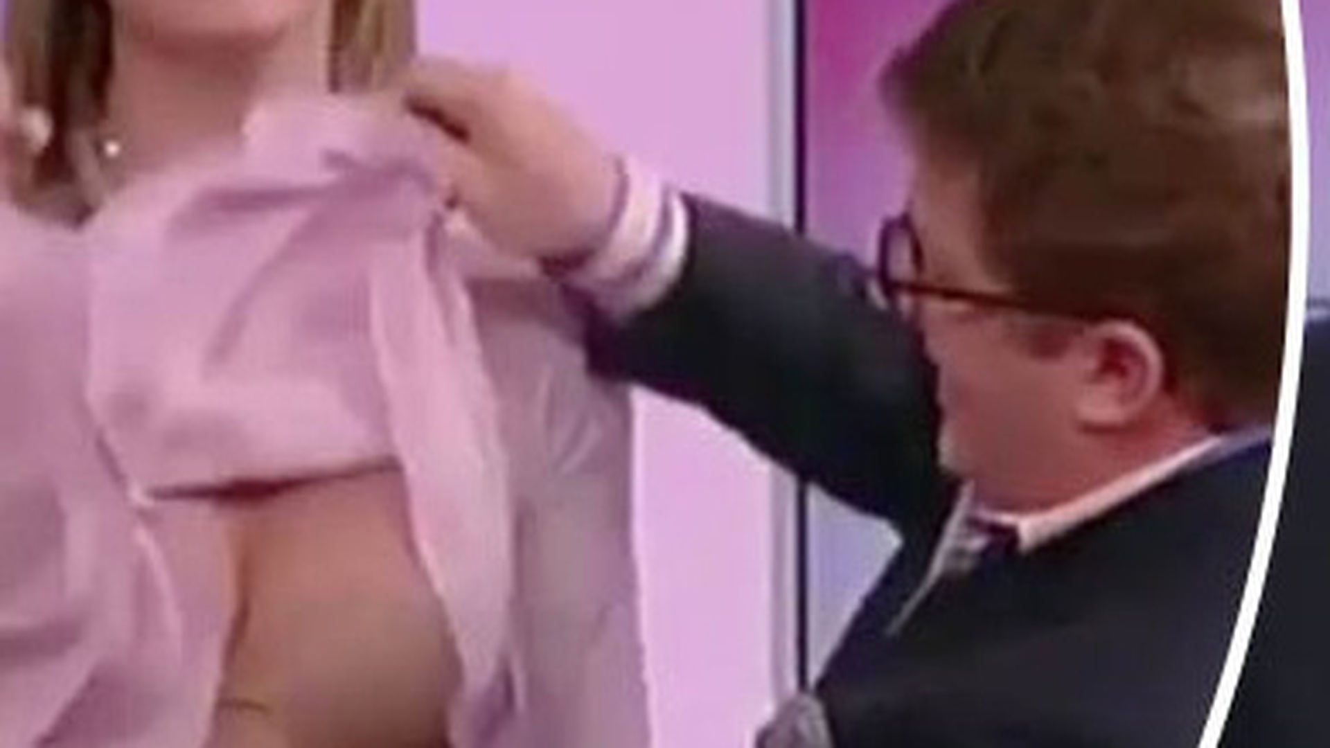 VIDEO / Incident JENANT în direct! Un prezentator TV i-a ridicat bluza colegei şi a arătat lumii întregi ce ascunde în sutien