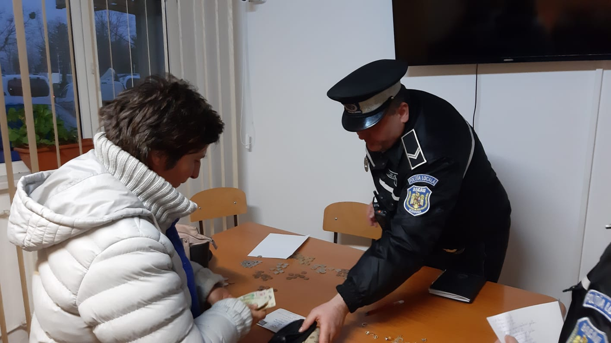 Polițiștii i-au înmânat femeii mica avere pe care o lăsase pe bancă