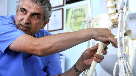 Cât câştiga GHEORGHE BURNEI pe lună, în timp ce primea şpagă de părinţii copiilor pe care îi opera!