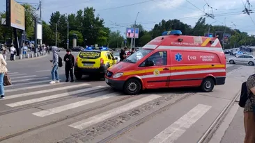 La un pas de tragedie! Un motociclist a ajuns în stare gravă la spital după ce a fost implicat într-un accident cumplit în Capitală