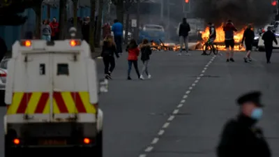 Trei familii de români, în violențele dezlănțuite în Belfast. Reacția MAE