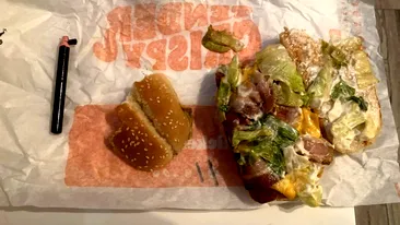 Ireal! Ce a găsit o femeie într-un sandwich Chicken Royale de la Burger King
