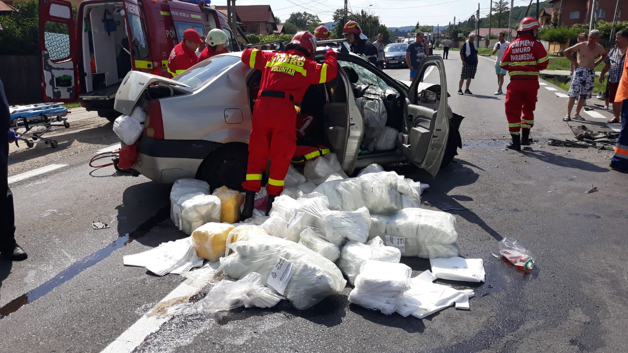 Încărcătura s-a împrăștiat pe șosea