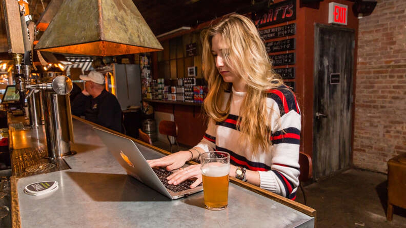 O angajată care lucra de acasă a fost obligată să înapoieze salariul, după ce a fost prinsă că "fenta". Ce făcea pe computer, de fapt, și cum și-a dat seama șeful ei