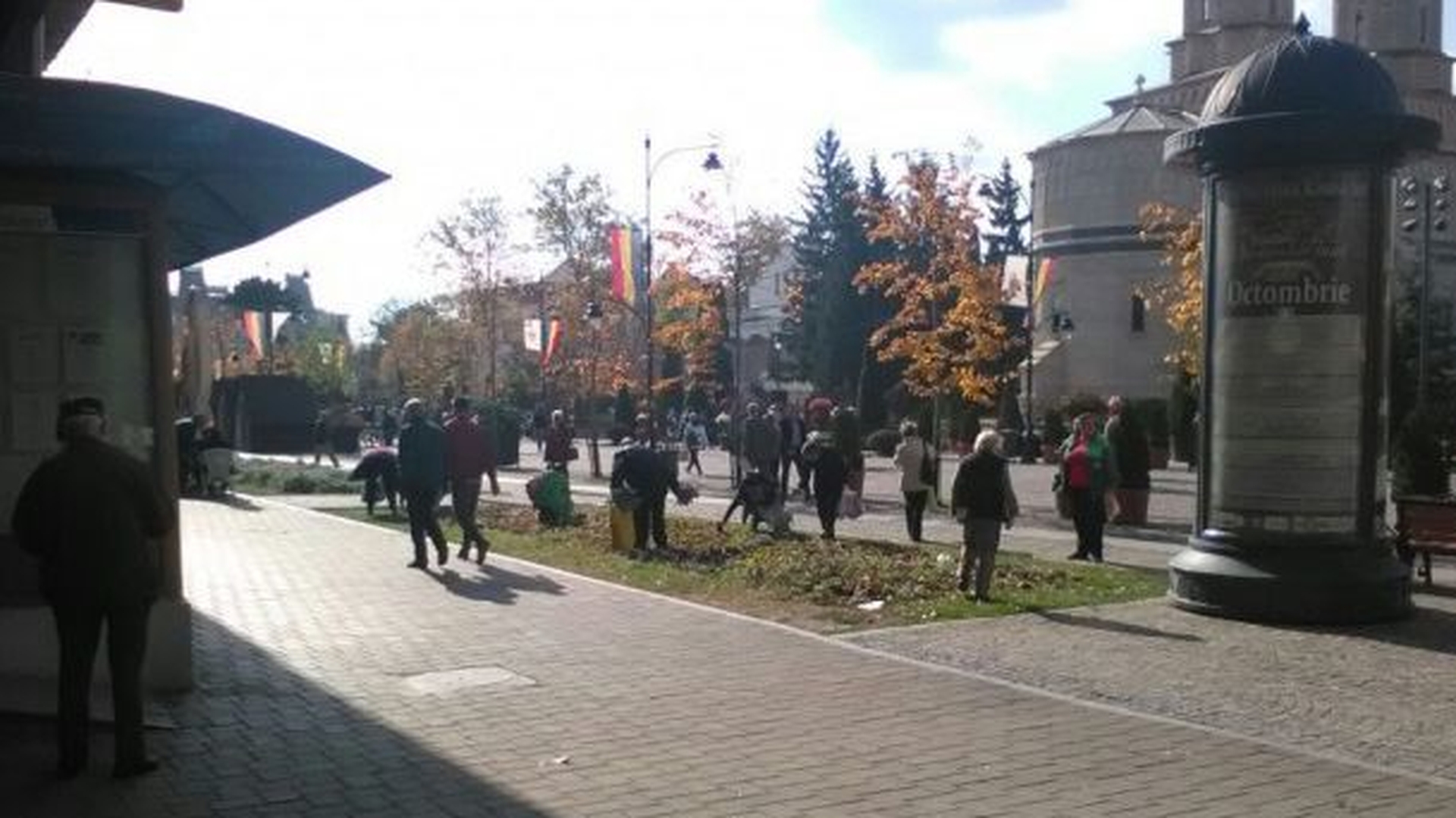 Femei filmate furând panseluţe din centrul Iaşiului, în utlima zi de pelerinaj la moaştele Sfintei Parascheva!