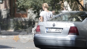 A renuntat la BMW pentru un VW Bora. Somera Roxana Ionescu si-a luat masina mai ieftina!