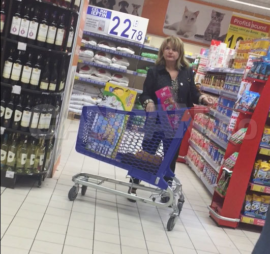 IMAGINI ÎN EXCLUSIVITATE! Prima Doamnă a României nu uită de nimeni: nici de soţ, dar nici de nepoţei şi nici de căţei! Ce a pus doamna Băsescu în căruciorul de cumpărături