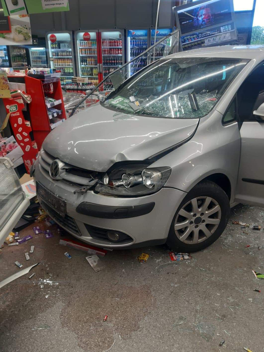 Să vezi și să nu crezi! O femeie a intrat cu mașina în Mega Image