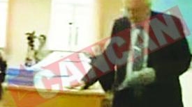 L-a lovit cu pantofii in cap pe un oficial NATO