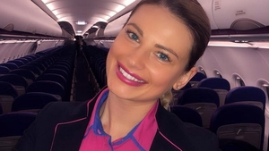 Gestul unei stewardese românce a impresionat o țară întreagă: "Sunt fericită că am putut să ajut un om, aş face-o oricând. Să fim buni nu costă nimic!"