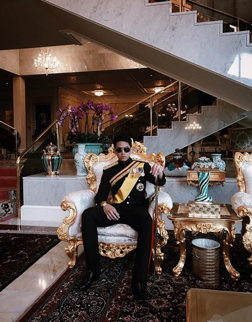 El este cel mai excentric prinţ din lume! Cum trăieşte Abdul Mateen, fiul sultanului din Brunei