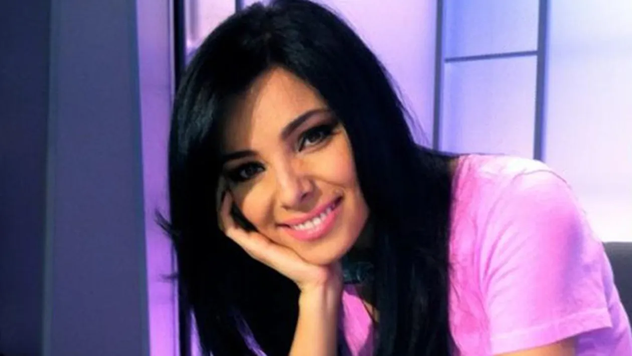 Corina Caragea si-a schimbat look-ul! Cum ii sta brunetei cu parul cret! Reactia unui fan: Adorabila oricum ai fi