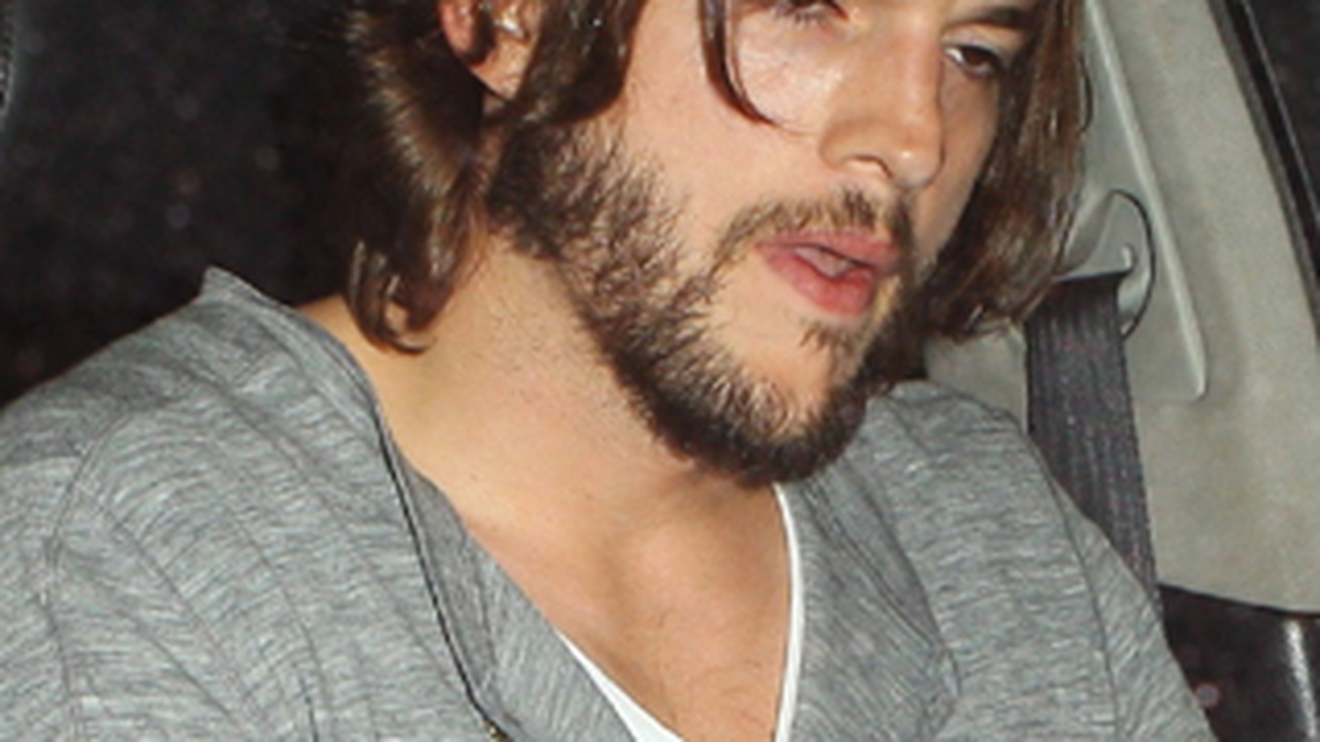 Ashton Kutcher este de nerecunoscut