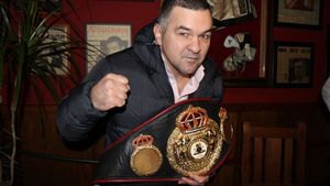 Ce familie frumoasă are LEONARD DOROFTEI! Fostul pugilist s-a relaxat pe plajă, alături de soţie şi copii