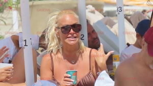 Vica Blochina s-a dus cu tot „arsenalul” la Mamaia! Amănuntul aparent banal care a atras imediat atenția pe plajă