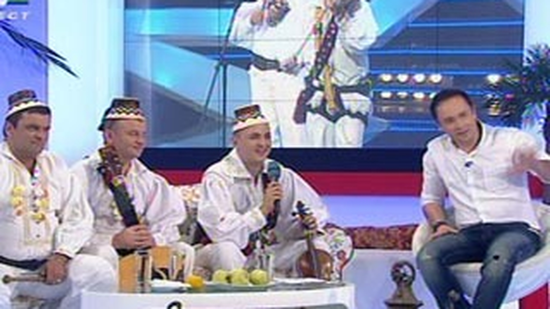 Vasile Godja, ceterasul de la Romanii au Talent, a venit cu taxiul de la Brasov pana la Bucuresti ca s-o vada de Naarghita! I-a cantat "Lantul Amintirilor" la vioara!