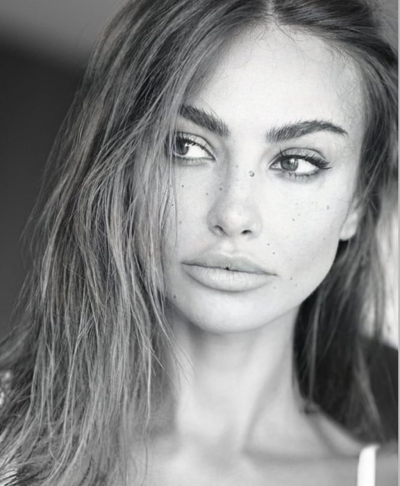 Mădălina Ghenea a stat față în față cu femeia care a hărțuit-o. Foto: Instagram / Mădălina Ghenea