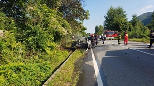 Impact violent urmat de un incendiu, între un TIR și un autoturism în Mehedinți. Două persoane au murit pe loc. FOTO