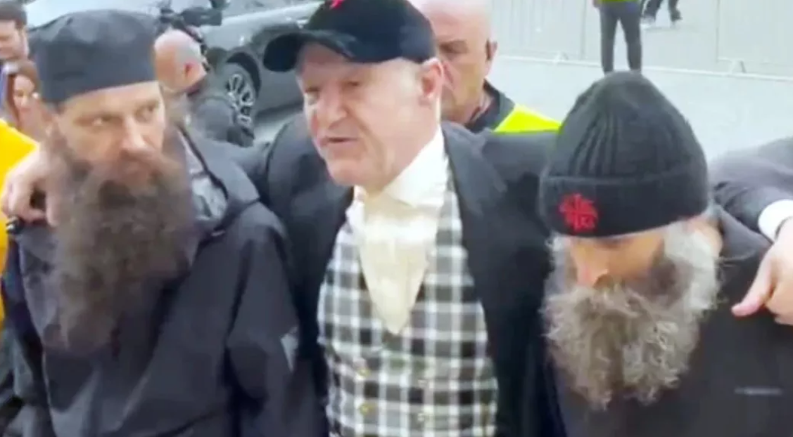 Gigi Becali și cei doi călugări alături de care a mers însoțit la Arena Națională / Foto: Captură Video