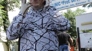 Filmari infioratoare! Sugrumat de cancer, un stilist celebru urla in disperare: "Va rog, ajutati-ma sa traiesc! Nu vreau sa mor!"