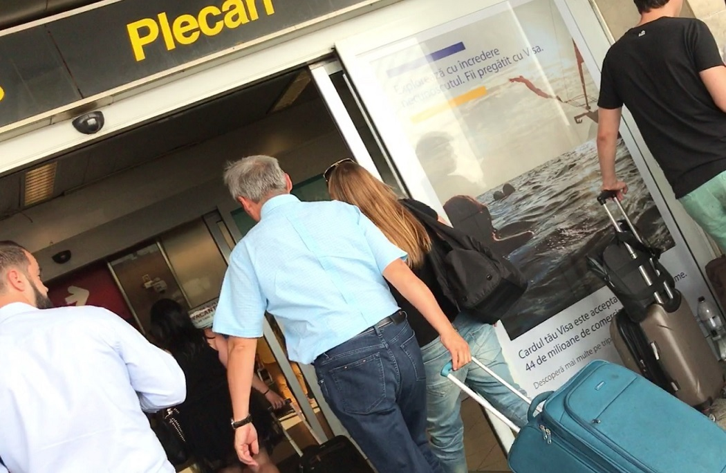 Puştoiaca şi Dacian Cioloş intră în Terminalul Plecări de pe Otopeni