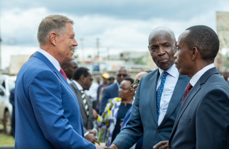 Carmen Iohannis a dansat cu localnicii la o școală din Kenya. Copiii au primit 30 de laptopuri cadou de la statul român VIDEO
