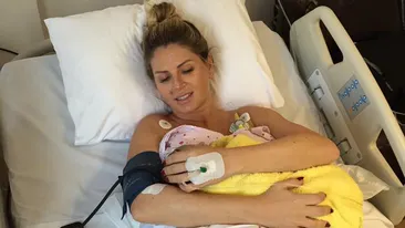 Andreea Bănică s-a filmat în rezerva de la maternitate! Cine e cel care-i ţine companie non-stop în lipsa băieţelului şi a soţului