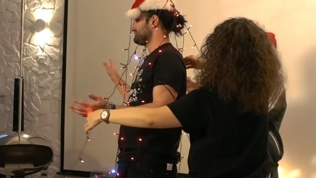 Ce face Smiley când Gina nu-i acasă? A trecut la cratiţă!