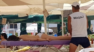 Ce "țeapă" a luat o turistă care a cerut un masaj "profesionist" pe plajă în Mamaia! Câți lei a costat și cu ce s-a ales